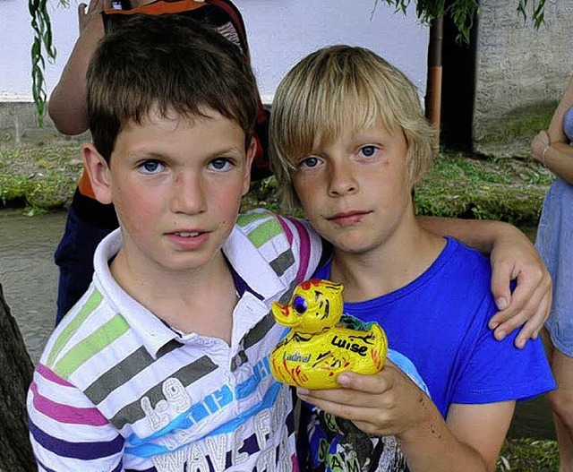 Paul und Noag mit ihrer Rennente &#8222;Luise&#8220;.   | Foto: Sophie Passmann