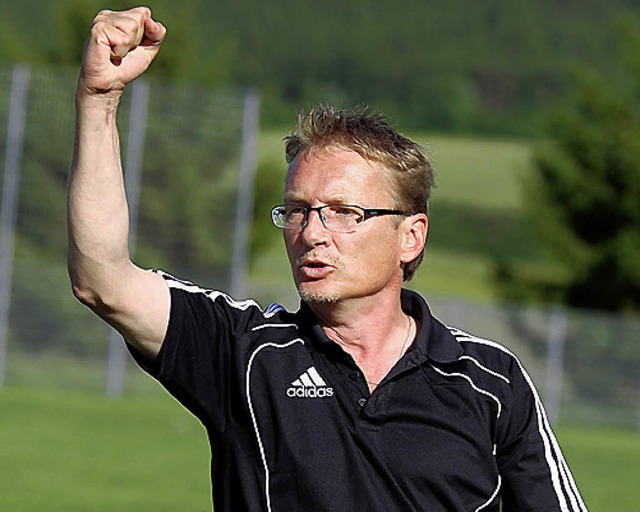 Der finger Trainer Uwe Dietz gibt sic...heidenden Aufstiegsspiel kmpferisch.   | Foto: ReiN