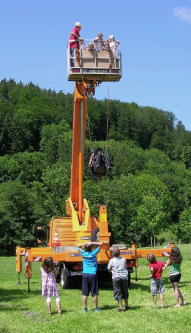 Spa fr Kinder: In einem Gleitschirmsitz am Flugsimulator schnell nach oben  | Foto: Nikolaus Bayer