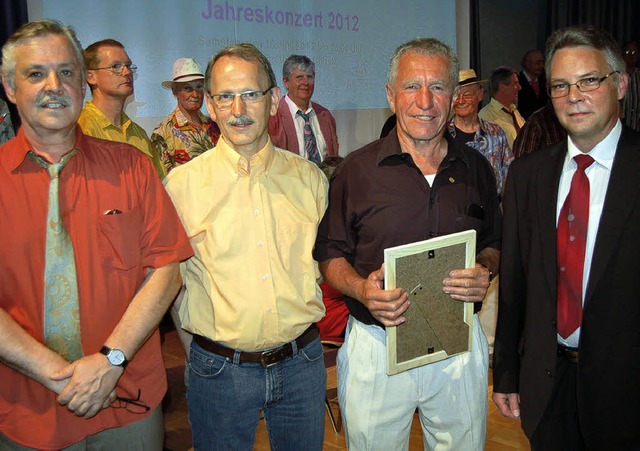 Die Geehrten des MGV Buchholz mit den ...ll und Wolfgang Albrecht (von links).   | Foto: Christian Ringwald