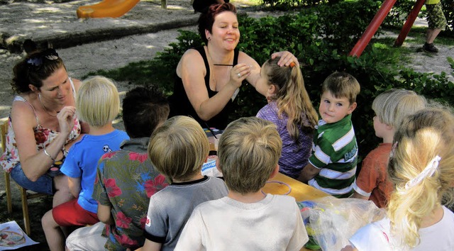 Kinderschminken durfte im Programm beim Tag der offenen Tr nicht fehlen.  | Foto: Anne Freyer