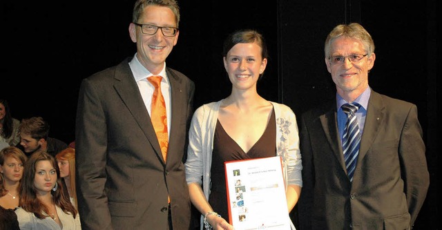 Kelly Hoffmann bekam von Rainer Lieben.... Heinrich-Schuy-Stiftung berreicht.   | Foto: Britta Wieschenkmper