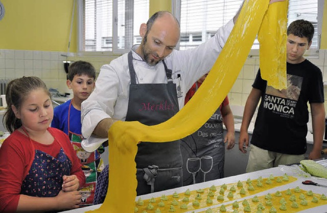 Frischkse-Ravioli mit ganz frisch gew... Hauptschlern in der Schulkche  zu.   | Foto: julius steckmeister/monika rombach