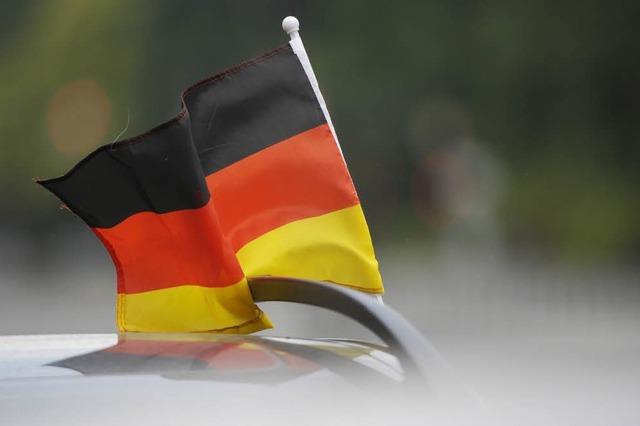 Antifa knickt Deutschland-Fhnchen an Autos ab