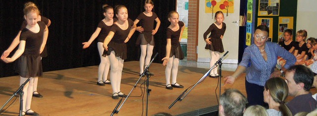 Die Ballettschlerinnen der Musikschul...l mit  Lehrerin Aurelia von Poloczek.   | Foto: Ulrike Jger