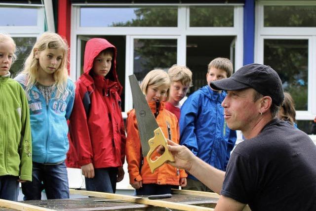 Schler bauen am Spielturm mit