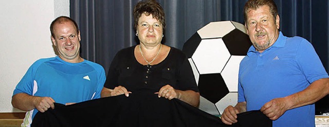 Michael Keller, Jutta Frank und Peter ... die Fuballpartys in der Stadthalle.   | Foto: Jrn Kerckhoff