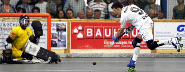 Eine ruhige Kugel wird RSV-Schtze Jor...er Keeper Philip Leyer zu berwinden.   | Foto: schn