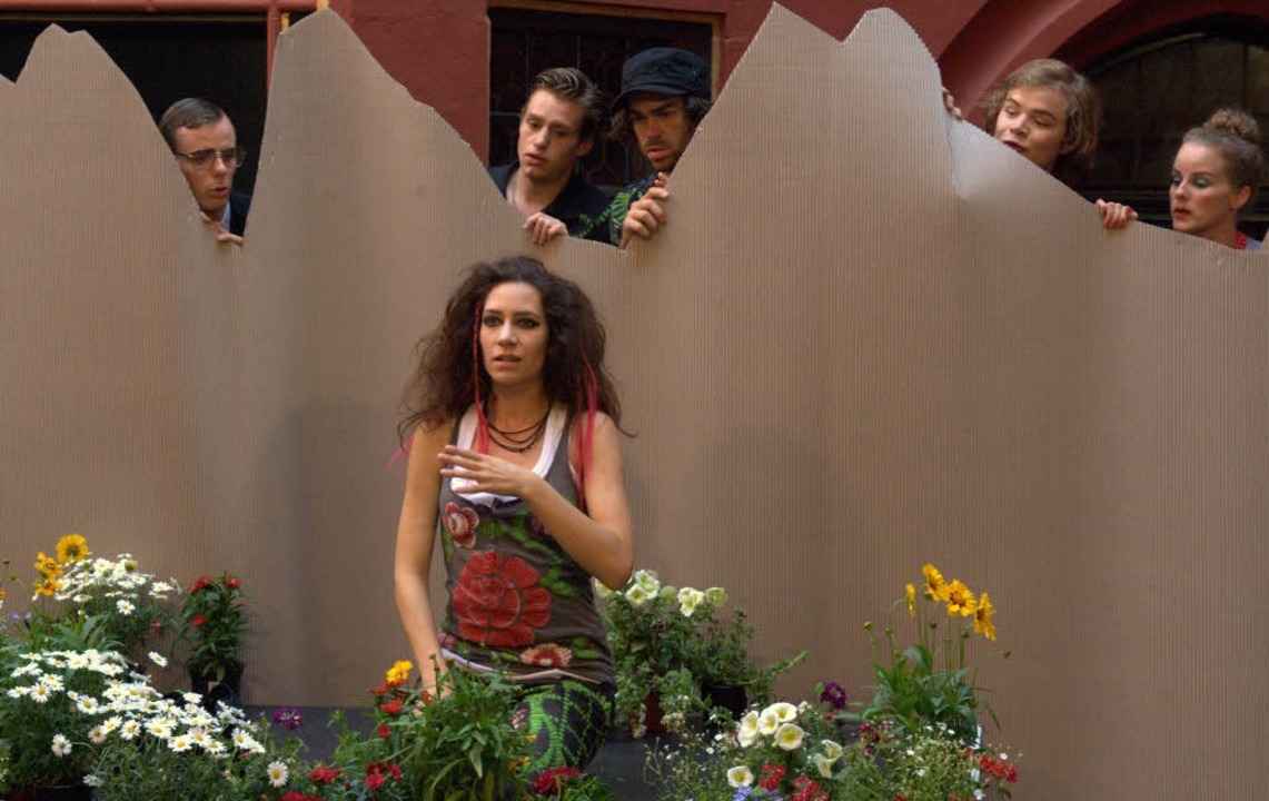 Mit den Alpen aus Packpapier: die Frei...chschulproduktion im Kaufhaus-Innenhof  | Foto: FABIAN L�DICKE