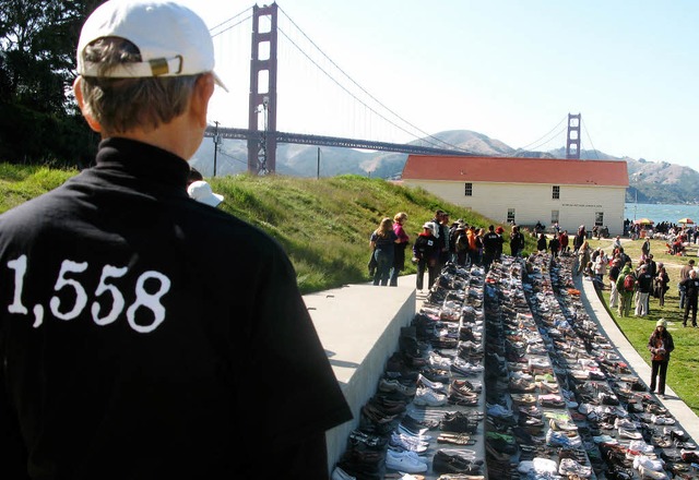 Mit 1558 Paar Schuhen gedachten Angeh...er Golden Gate Bridge gestrzt haben.   | Foto: dpa