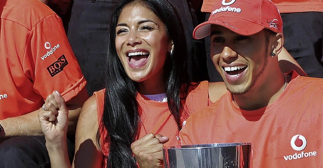 Gemeinsam mit  Nicole Scherzinger beju...Lewis Hamilton seinen Sieg in Kanada.   | Foto: dpa