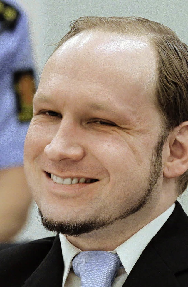 Der Tter: Ein Mamashnchen? Asozial u...ocken Anders Breivik nur ein Grinsen.   | Foto: dpa