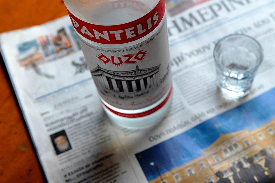 Ouzo (der) heißt übersetzt „Traubensud“, obwohl er im Prinzip ausschließlich aus Anis und reinem Alkohol besteht. Schmeckt trotzdem lecker und hilft laut Packungsbeilage bei Magenkrämpfen und Sodbrennen. (Foto: Verwendung weltweit, usage worldwide) Ouzo (der) heißt übersetzt „Traubensud“, obwohl er im Prinzip ausschließlich aus Anis und reinem Alkohol besteht. Schmeckt trotzdem lecker und hilft laut Packungsbeilage bei Magenkrämpfen und Sodbrennen. (Foto: Verwendung weltweit, usage worldwide)