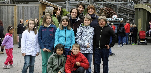 Die Schnauer Reisegruppe vor der Ries... im Freizeitpark Liseberg in Gteborg   | Foto: privat