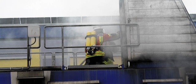 Im Brandcontainer konnten die Ringsheimer Feuerwehrleute den Ernstfall proben.   | Foto: Adelbert Mutz