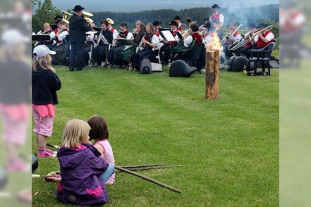 Sturm macht dem Sonnwendfeuer den Garaus