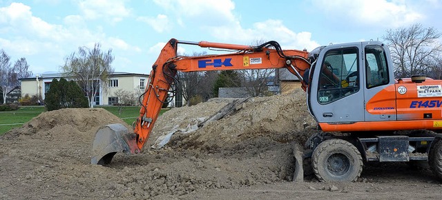 Dieser Bagger zieht in Sichtweite zum ...inen Architektenwettbewerb ausgelobt.   | Foto: Markus Donner