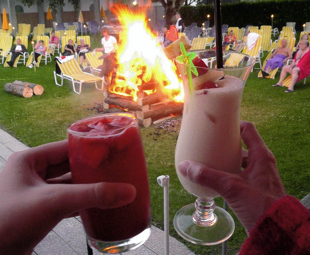 Mit Erdbeerbowle und einem Ananas-Coco...s Johannisfeuers noch besser genieen.  | Foto: Franziska Brandsch