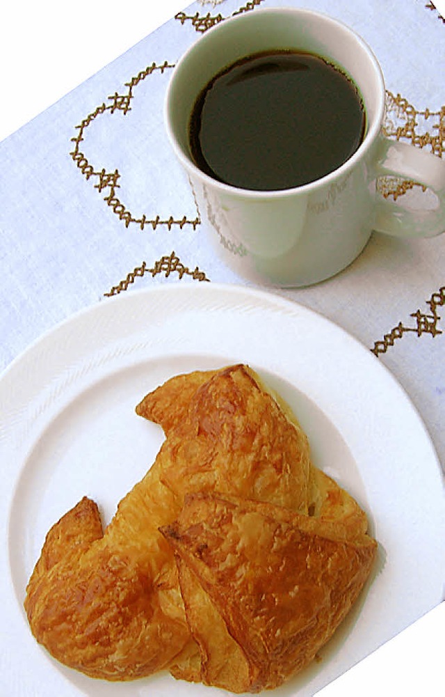 Frische Croissants und Kaffee, das geh...infach zur Zeitungslektre am Morgen.   | Foto: BARTL