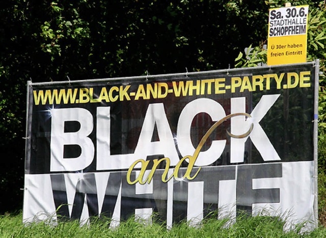 Drei groe Plakate &#8211; wie dieses ...d-White-Party wurden dem SVS geklaut.   | Foto: Jung