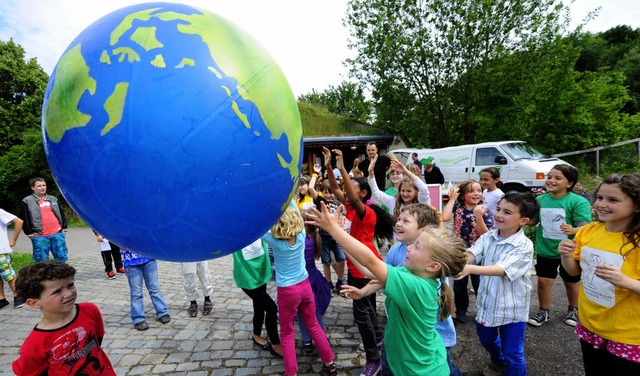 Die Weltkugel als Spielball: Bei der P...ostation hielten die Kinder sie hoch.   | Foto: I. Schneider