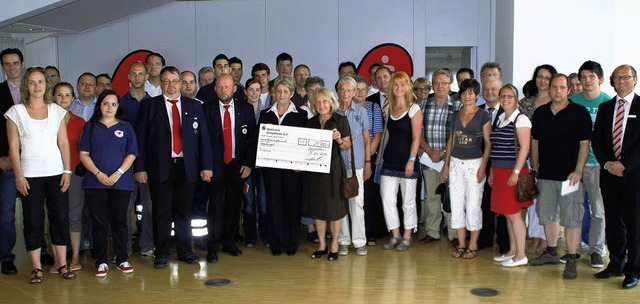 Lauter glckliche Spendenempfnger mit...tnden der Sparkasse Schopfheim-Zell.   | Foto: Steinfelder