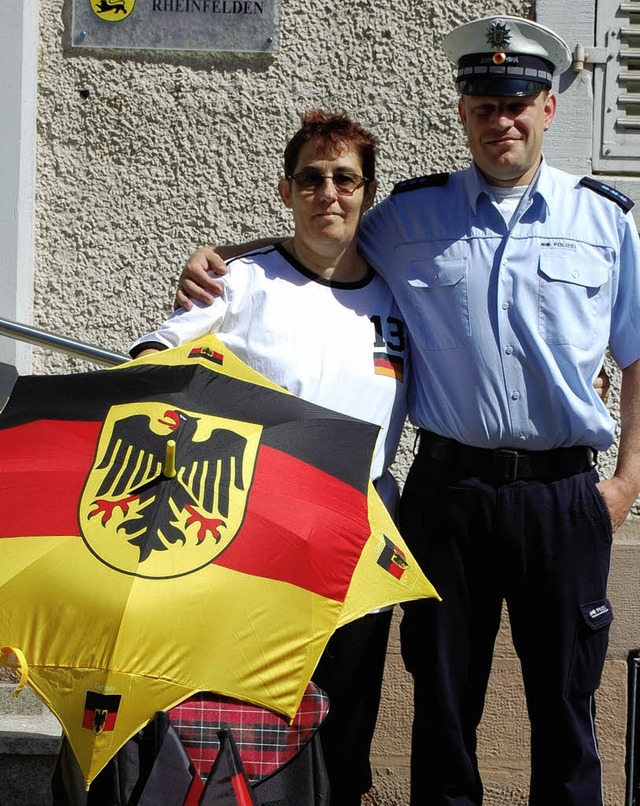 Fuball-Fan und Polizist Arm in Arm  | Foto: privat