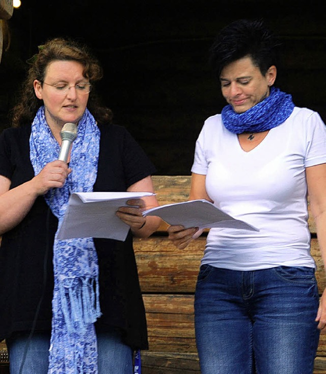 Feuerrede von Petra Behringer und Nicole Roth (von links)  | Foto: Edgar Steinfelder