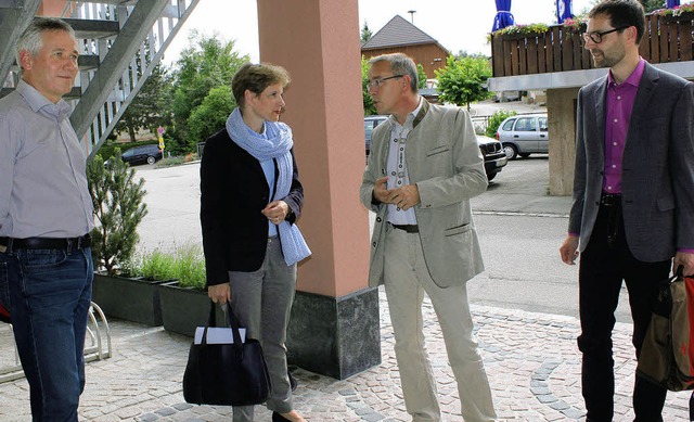 Die Landrtin in Hasel (von links): Ge...om Landratsamt am Eingang zum Rathaus.  | Foto: Anja Bertsch