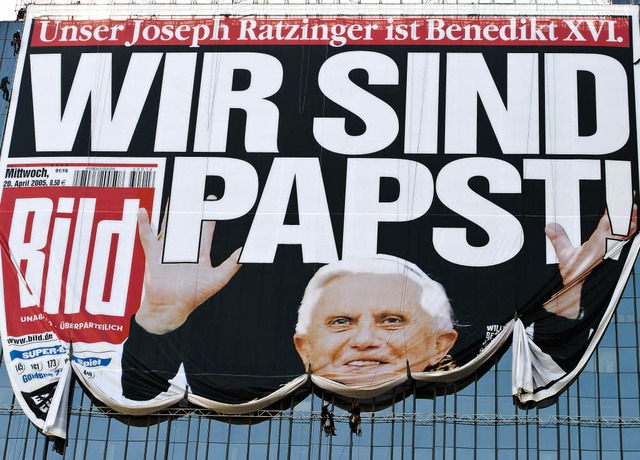 &#8222;Wir sind Papst!&#8220;, titelte...hes Banner, eine Kopie der Titelseite.  | Foto: dpa