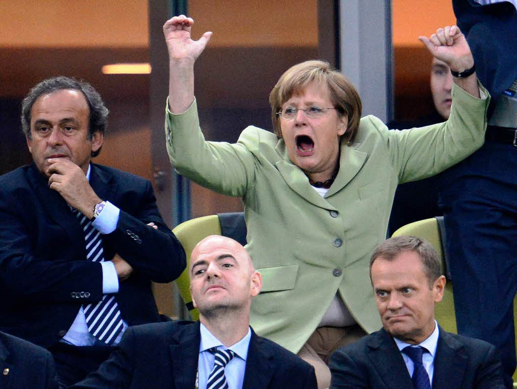 Deutschlands Kanzlerin Angela Merkel bejubel das deutsche 1:0.