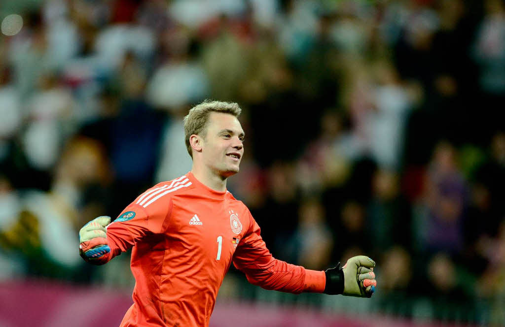 Deutschlands Torwart Manuel Neuer jubelt ber die Fhrung der Deutschen.