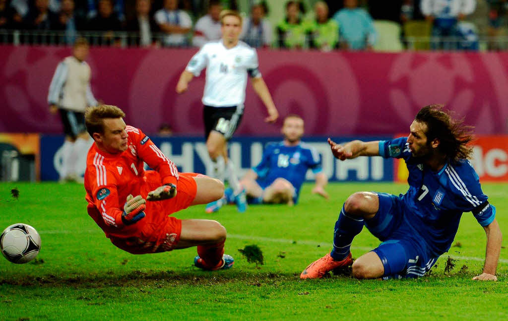 Griechenland wieder im Spiel: Giorgos Samaras (r.) erzielt gegen Deutschlands Torwart Manuel Neuer den Treffer zum 1:1. (