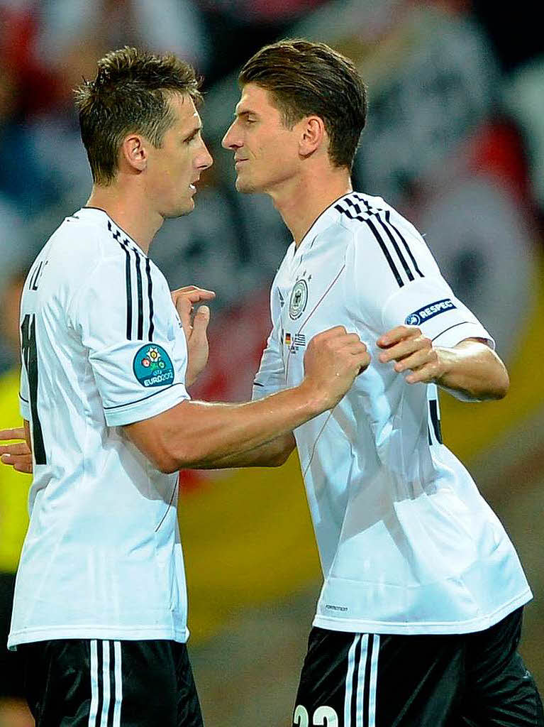 In der zweiten Halbzeit kam Mario Gomez (rechts) fr Miroslav Klose