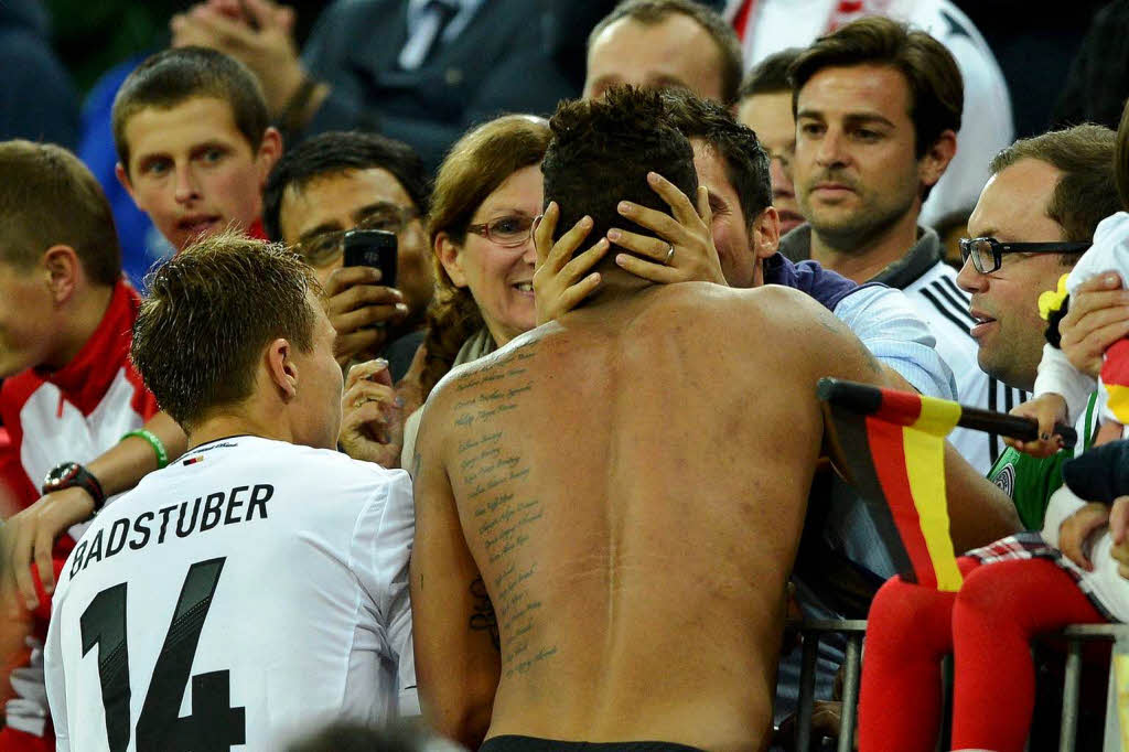 Deutschlands Jerome Boateng (r.) und Holger Badstuber nach dem Spiel bei den Fans.