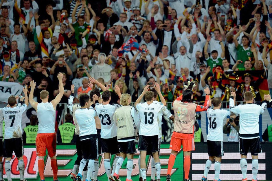 Die deutsche Elf feiert den Einzug ins Halbfinale mit den deutschen Fans. (Foto: dapd) Die deutsche Elf feiert den Einzug ins Halbfinale mit den deutschen Fans. (Foto: dapd)