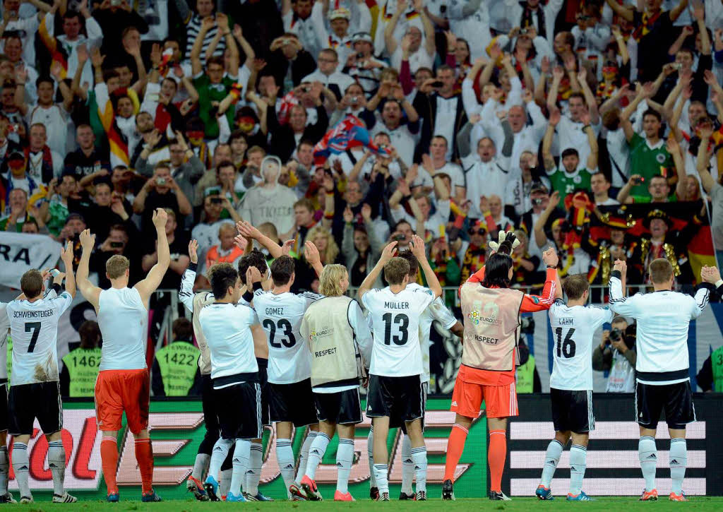 Die deutsche Elf feiert  den Einzug ins Halbfinale mit den deutschen Fans.