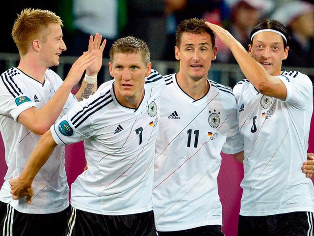 berzeugender Sieg: die deutsche Elf i...land ins Halbfinale der EM eingezogen.  | Foto: dpa