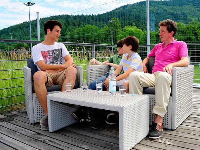 Der 16-jhrige Jonas Lang (links),   d...ast  bei Familie Fritz in Gnterstal.   | Foto: thomas kunz