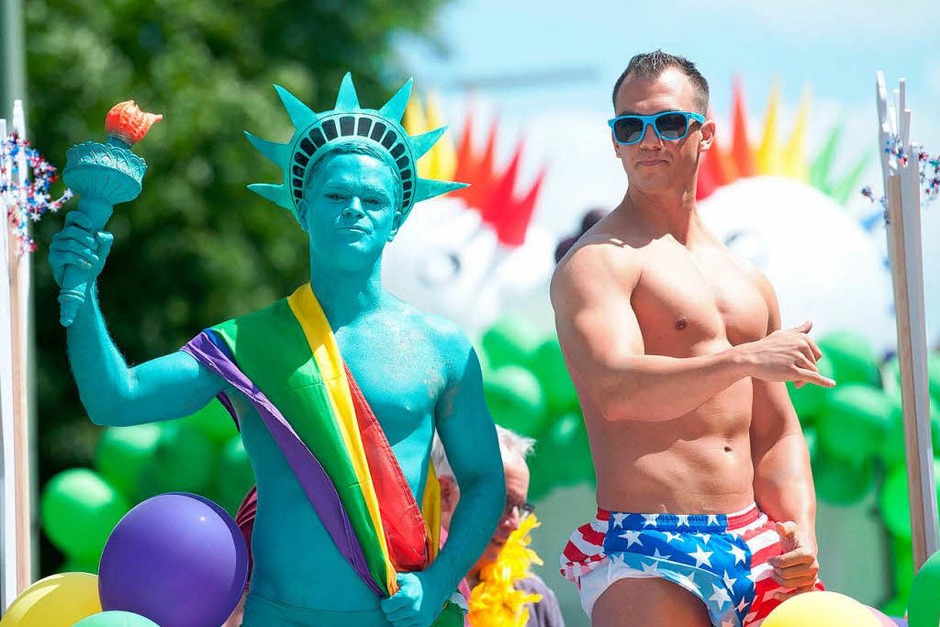 Schräge Kostüme, Konfetti und Forderungen nach Toleranz: der CSD 2012 in Berlin. (Foto: dpa) Schräge Kostüme, Konfetti und Forderungen nach Toleranz: der CSD 2012 in Berlin. (Foto: dpa)