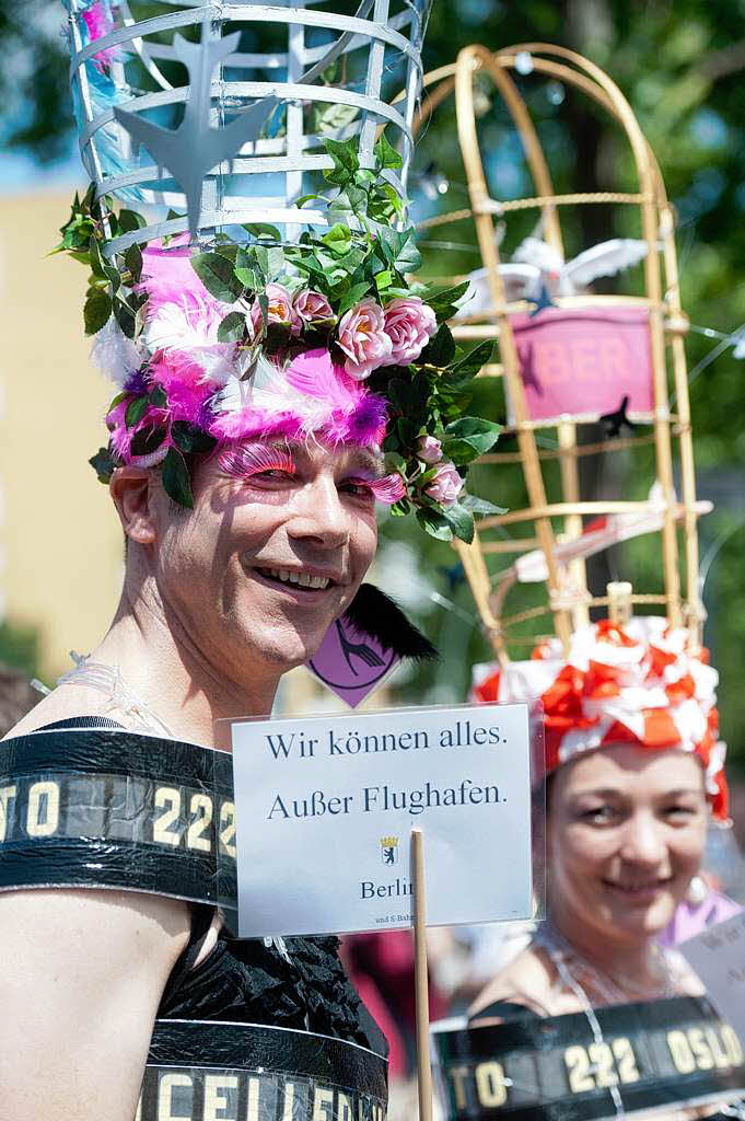 Schrge Kostme, Konfetti und Forderungen nach Toleranz: der CSD 2012 in Berlin.