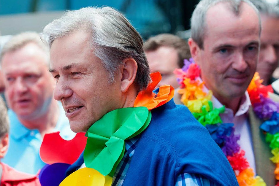 Schräge Kostüme, Konfetti und Forderungen nach Toleranz: der CSD 2012 in Berlin. (Foto: dpa) Schräge Kostüme, Konfetti und Forderungen nach Toleranz: der CSD 2012 in Berlin. (Foto: dpa)