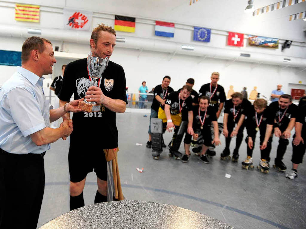 Der RHC Friedlingen ist nach einem erneuten 4:2-Erfolg ber den RSV Weil neuer Schweizer Meister im Rollhockey.
