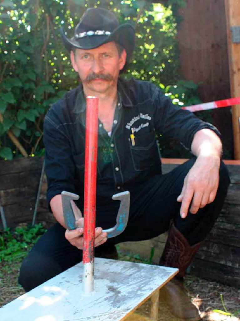 Rdiger Holdorf alias Wyatt Earp zeigt die vorrichtung, mit der die Stange in einem 30 cm tiefen loch versenkt wird