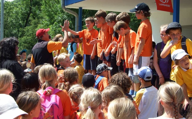 Rektor Thomas Laubis gratulierte den jungen Sportlern zum Sieg.   | Foto: GS