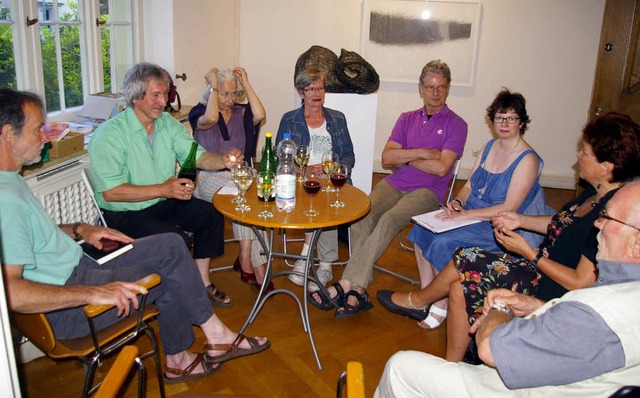 In geselliger Runde tauschen die Teiln...re Erfahrungen mit dem Schreiben aus.   | Foto: ernst Hubert Bilke