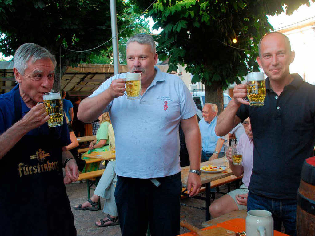 Eberhard Niethammer, Thomas Bieling  und Michael Schumacher lassen sich das frisch gezapfte Bier schmecken