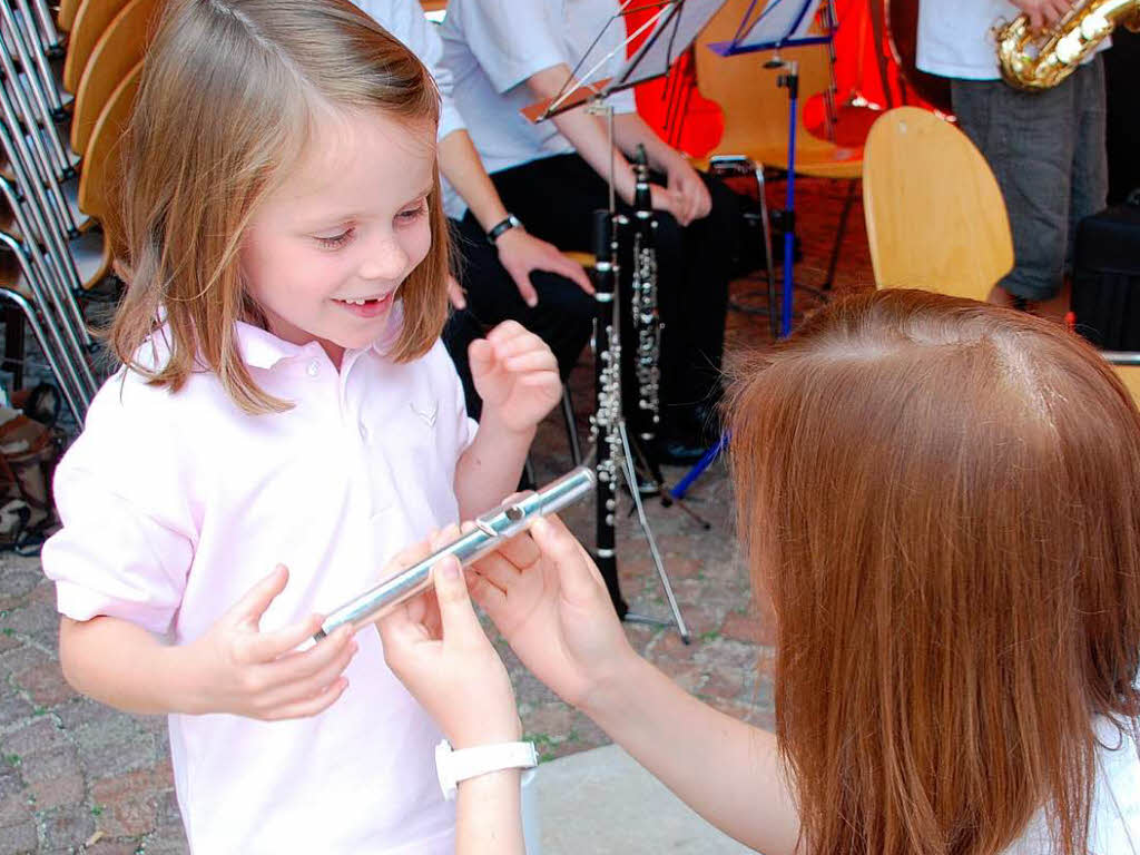 Das Jugendorchester hat Instrumentenkunde mit jungen Besuchern gemacht