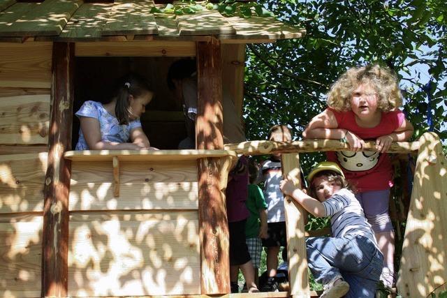 Kinder erobern ihr neues Baumhaus