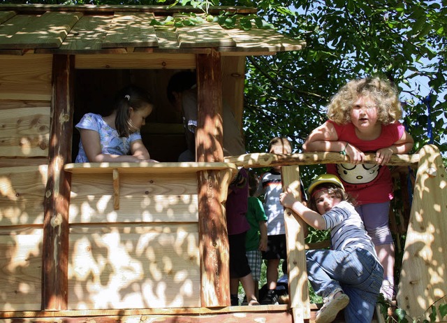 Die Kinder des Kindergartens Mhlenmat...t ihr neues, lang ersehntes  Baumhaus.  | Foto: Christiane Franz